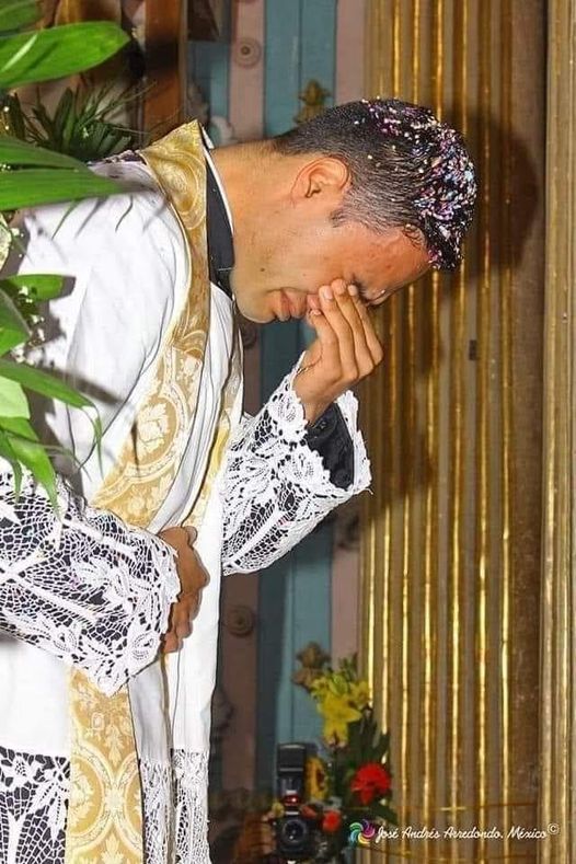 Preghiamo per i sacerdoti, per il nostro sacerdote!